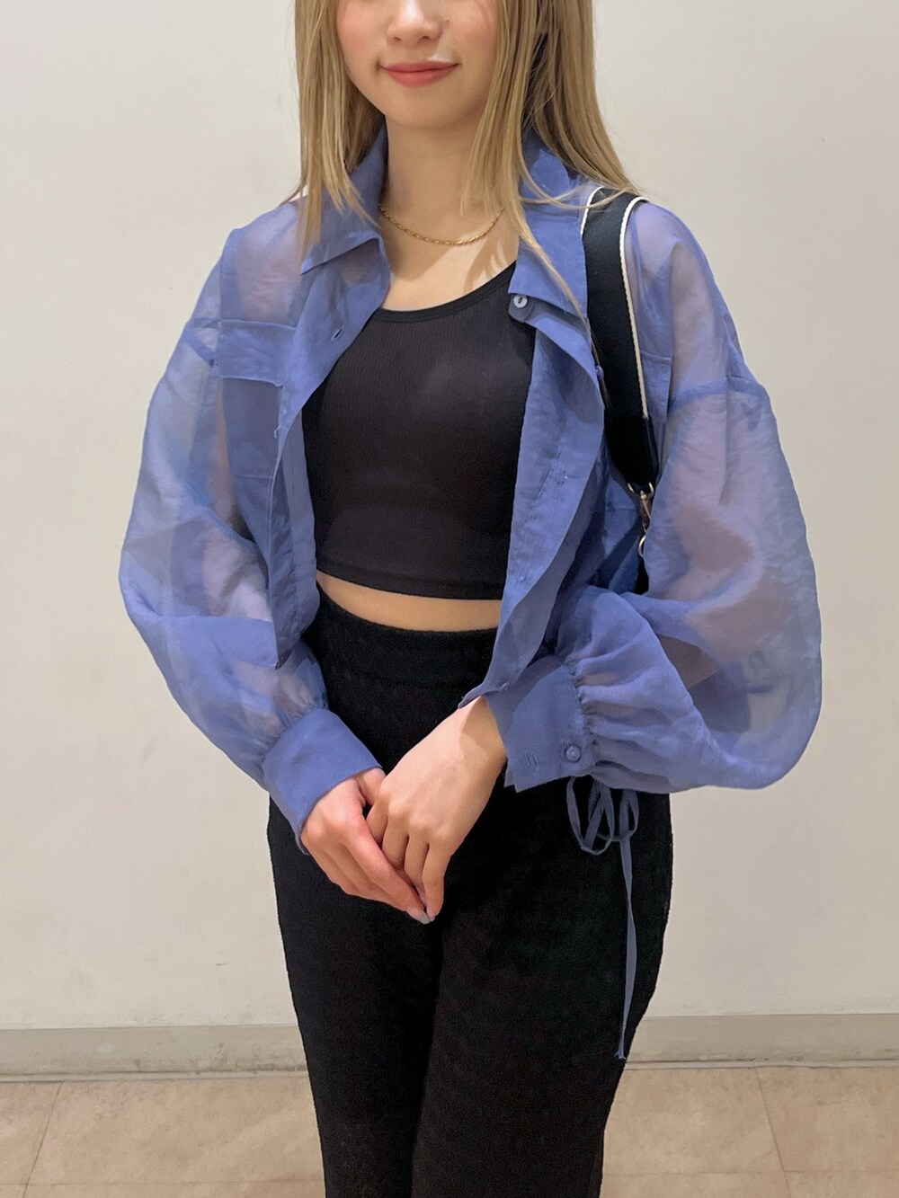 ブルー系のシャツ/ブラウス、ブラック系のその他パンツ、ブラック系のサンダルを着用したレディースの春コーディネートの5枚目の写真