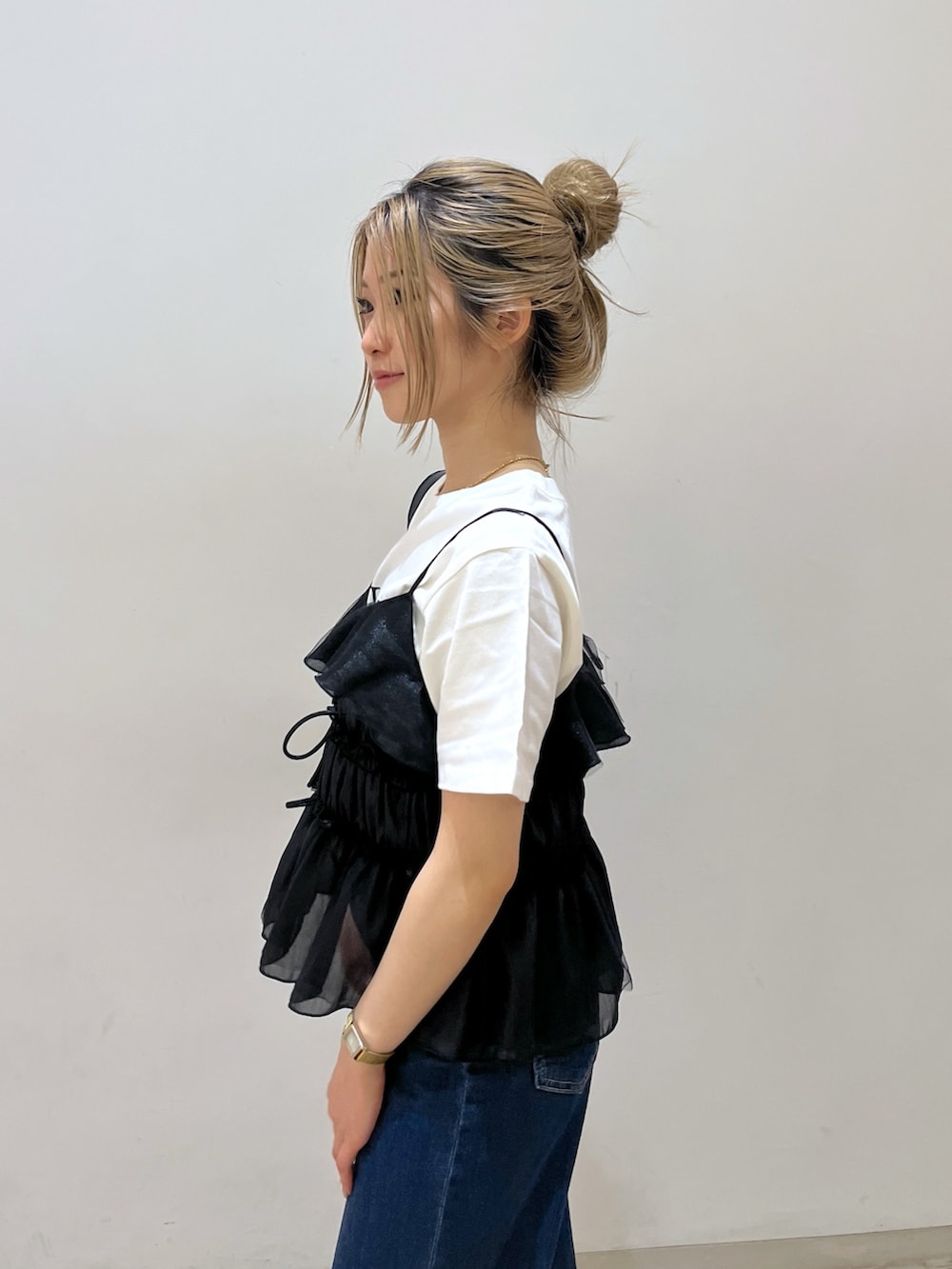 ブラック系のショルダーバッグ、ブラック系のシャツ/ブラウス、ホワイト系のTシャツ/カットソーを着用したレディースの春コーディネートの6枚目の写真