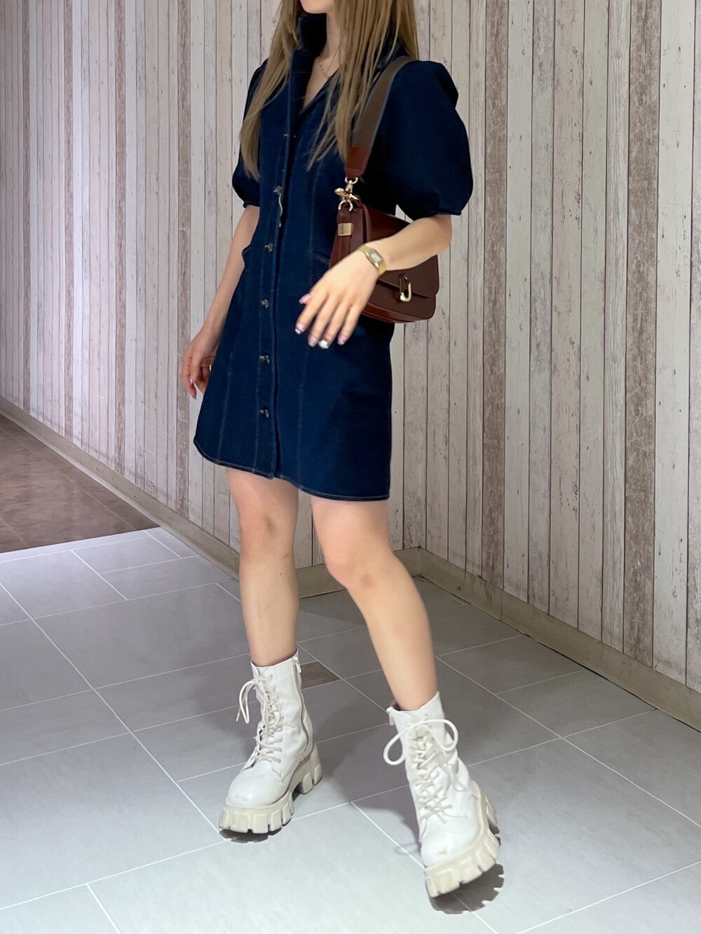 ホワイト系のワンピース、ブラウン系のショルダーバッグを着用したレディースの春コーディネートの3枚目の写真