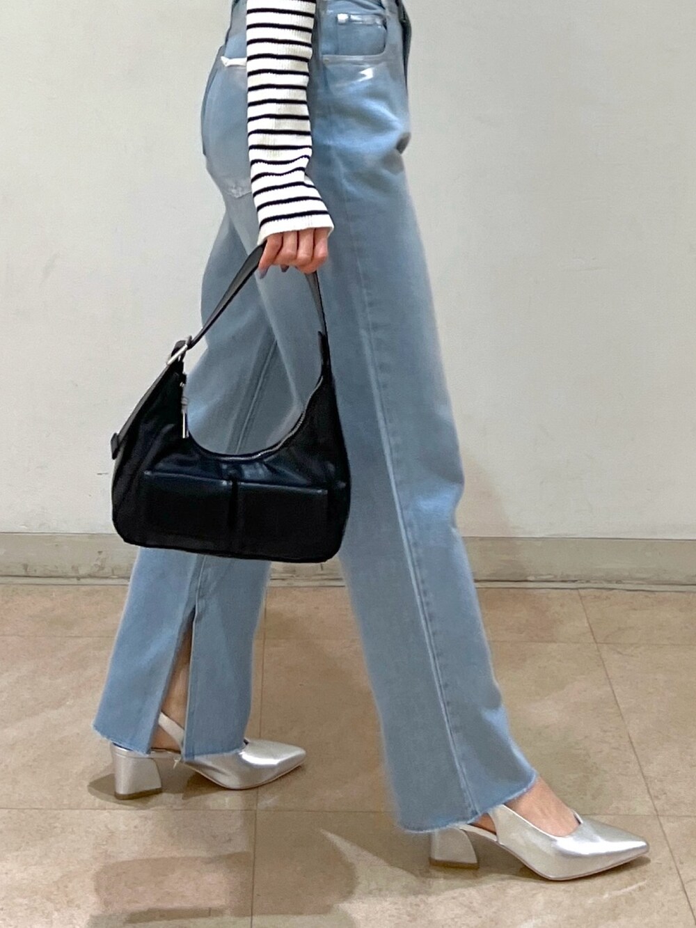 ブルー系のベスト、ホワイト系のニット/セーター、ブラック系のショルダーバッグを着用したレディースの冬コーディネートの10枚目の写真