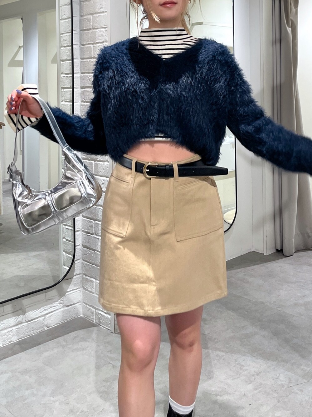 ブルー系のカーディガン/ボレロ、ホワイト系のニット/セーター、ブラック系のブーツを着用したレディースの冬コーディネートの5枚目の写真