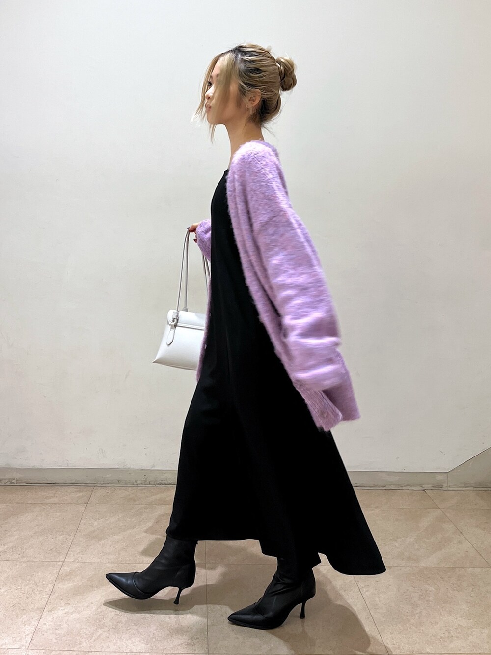 ブラック系のワンピース、パープル系のカーディガン/ボレロ、ホワイト系のショルダーバッグを着用したレディースの冬コーディネートの4枚目の写真