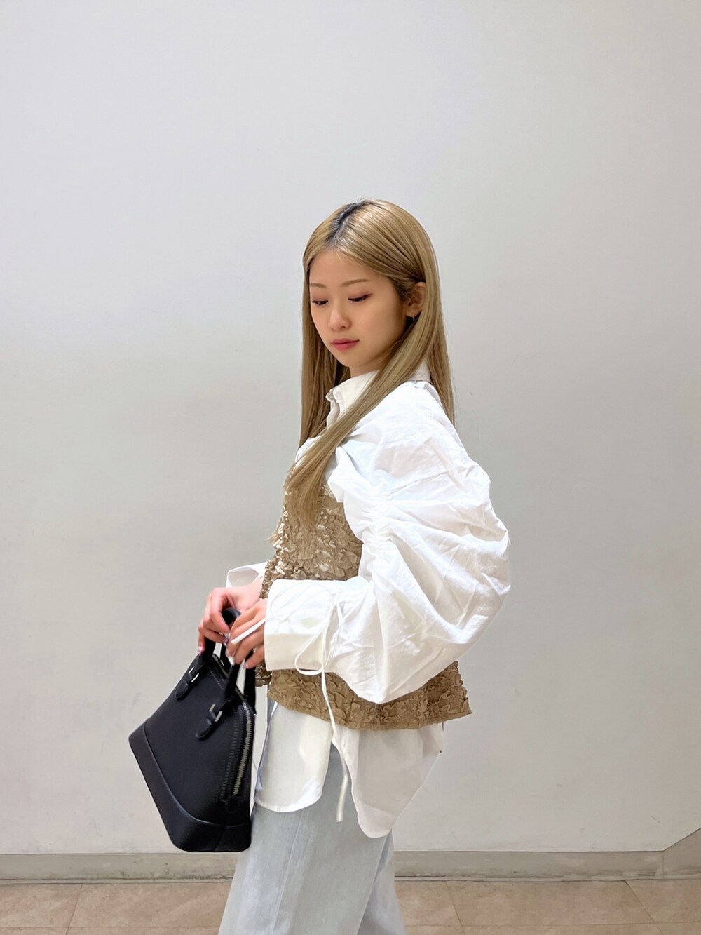 ホワイト系のシャツ/ブラウス、ブラック系のシャツ/ブラウス、ブラック系のパンプスを着用したレディースの春コーディネートの7枚目の写真