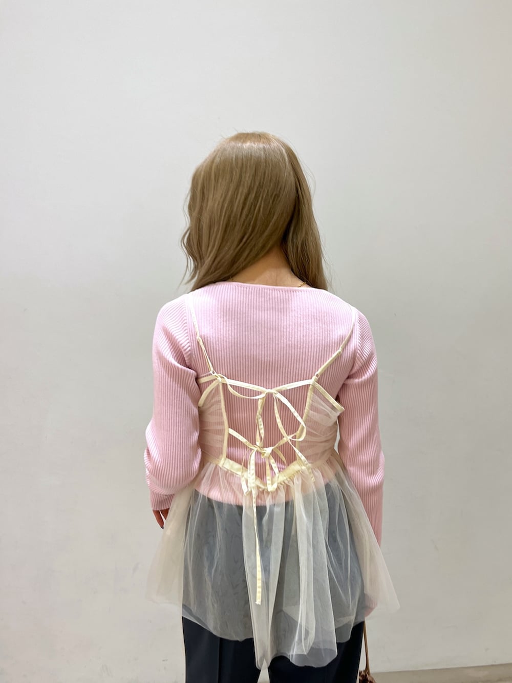 ブルー系のテーラードジャケット、ピンク系のニット/セーター、シルバー系のハンドバッグを着用したレディースの冬コーディネートの9枚目の写真