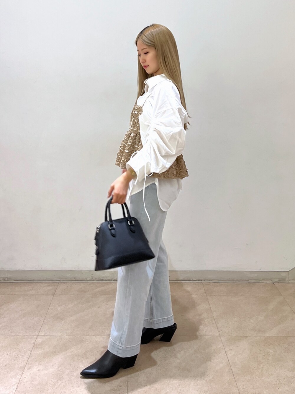 ホワイト系のシャツ/ブラウス、ブラック系のシャツ/ブラウス、ブラック系のパンプスを着用したレディースの春コーディネートの2枚目の写真