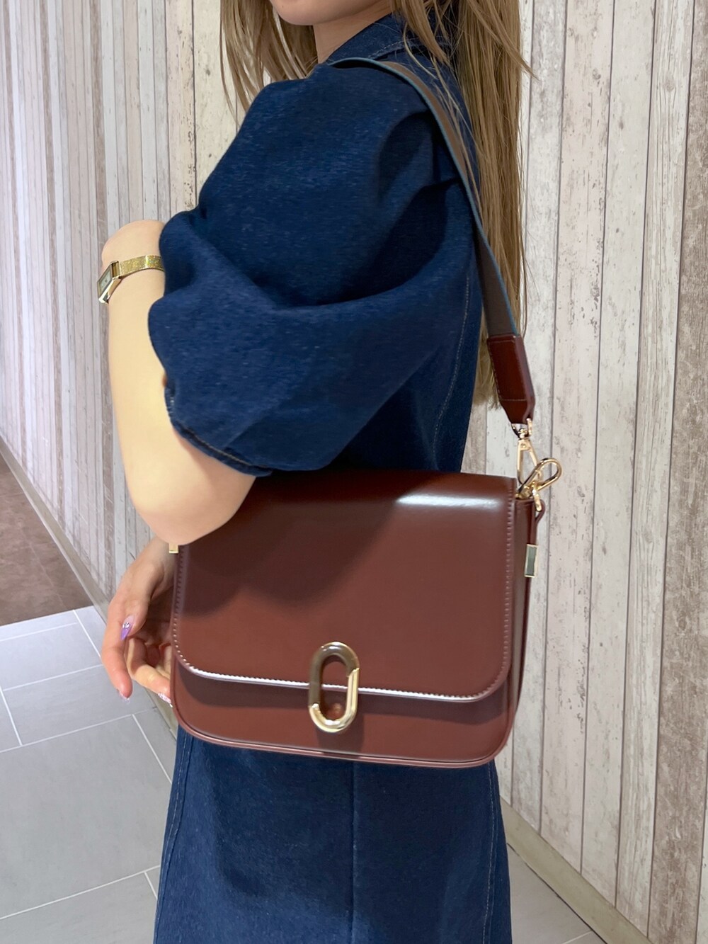 ホワイト系のワンピース、ブラウン系のショルダーバッグを着用したレディースの春コーディネートの9枚目の写真