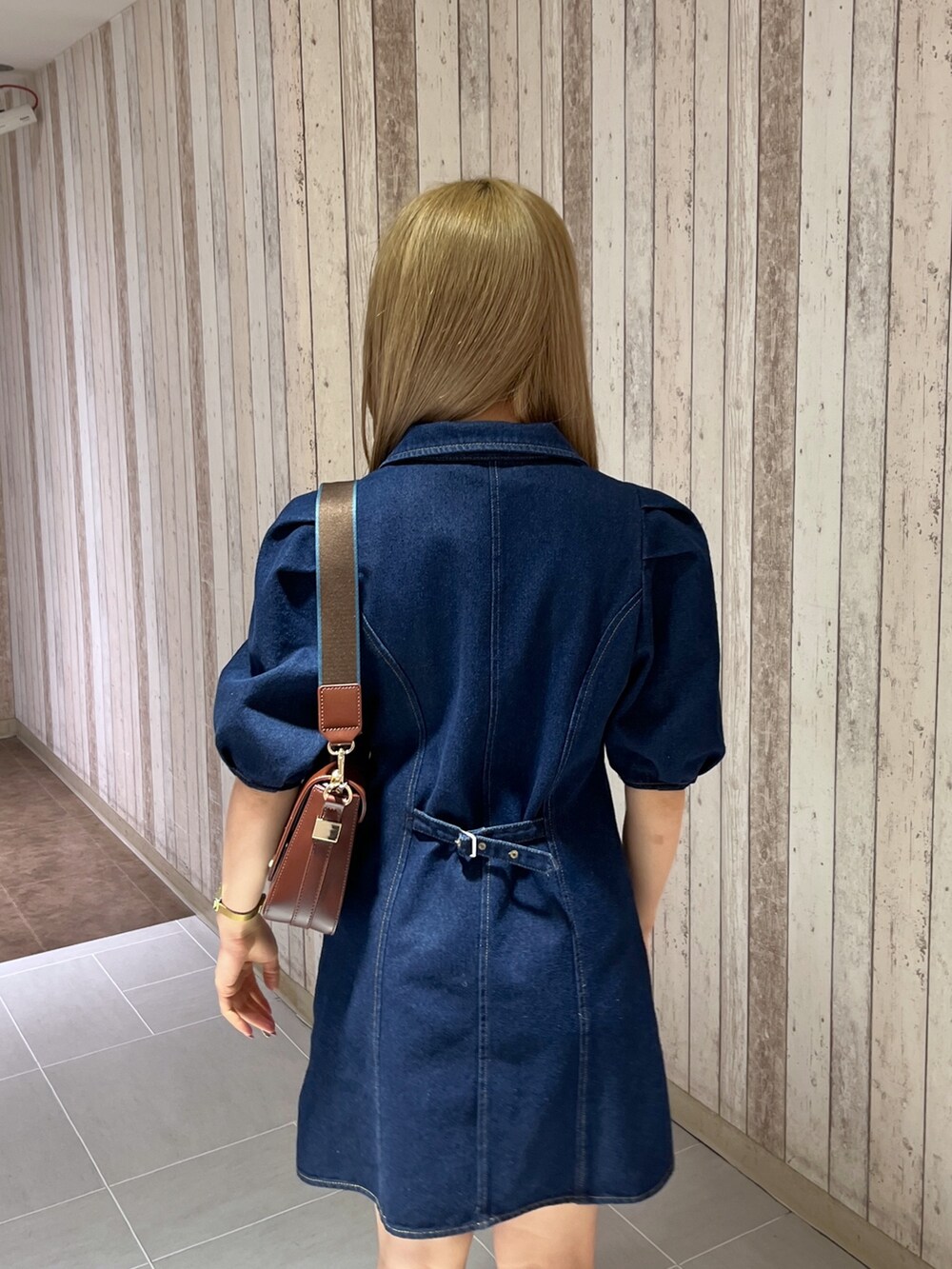 ホワイト系のワンピース、ブラウン系のショルダーバッグを着用したレディースの春コーディネートの8枚目の写真