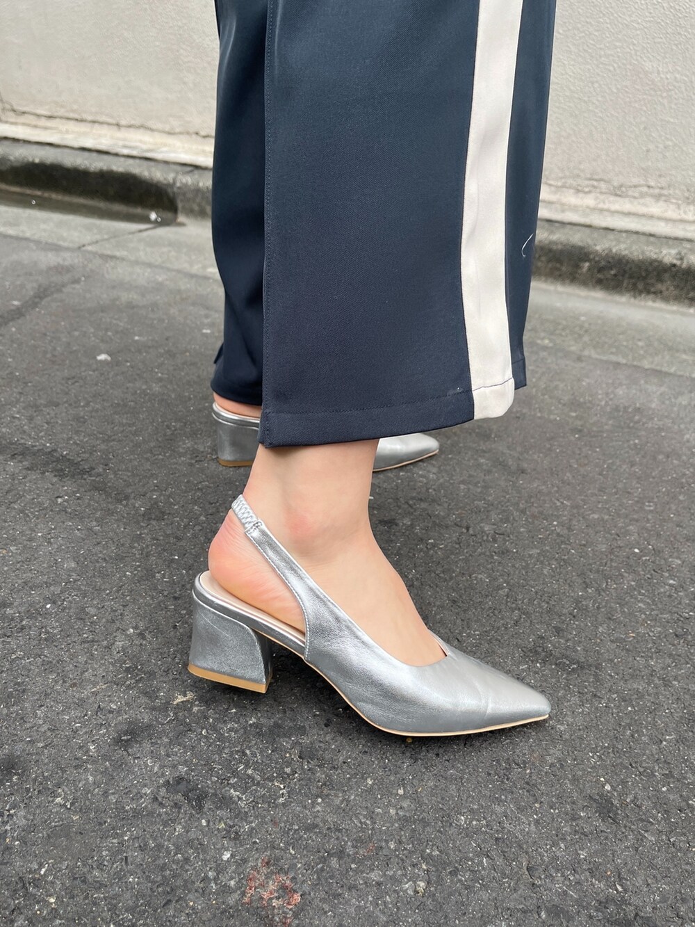 ブルー系のニット/セーター、ブラック系のショルダーバッグ、グレー系のシャツ/ブラウスを着用したレディースの冬コーディネートの8枚目の写真