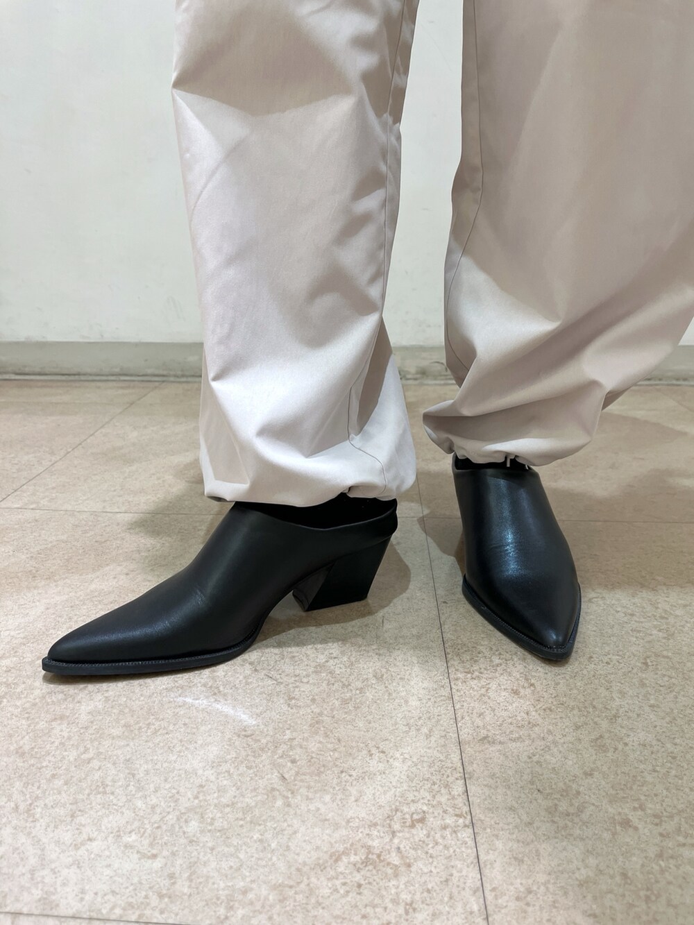 グリーン系のシャツ/ブラウス、ベージュ系のカーゴパンツ、ブラック系のショルダーバッグを着用したレディースの春コーディネートの9枚目の写真