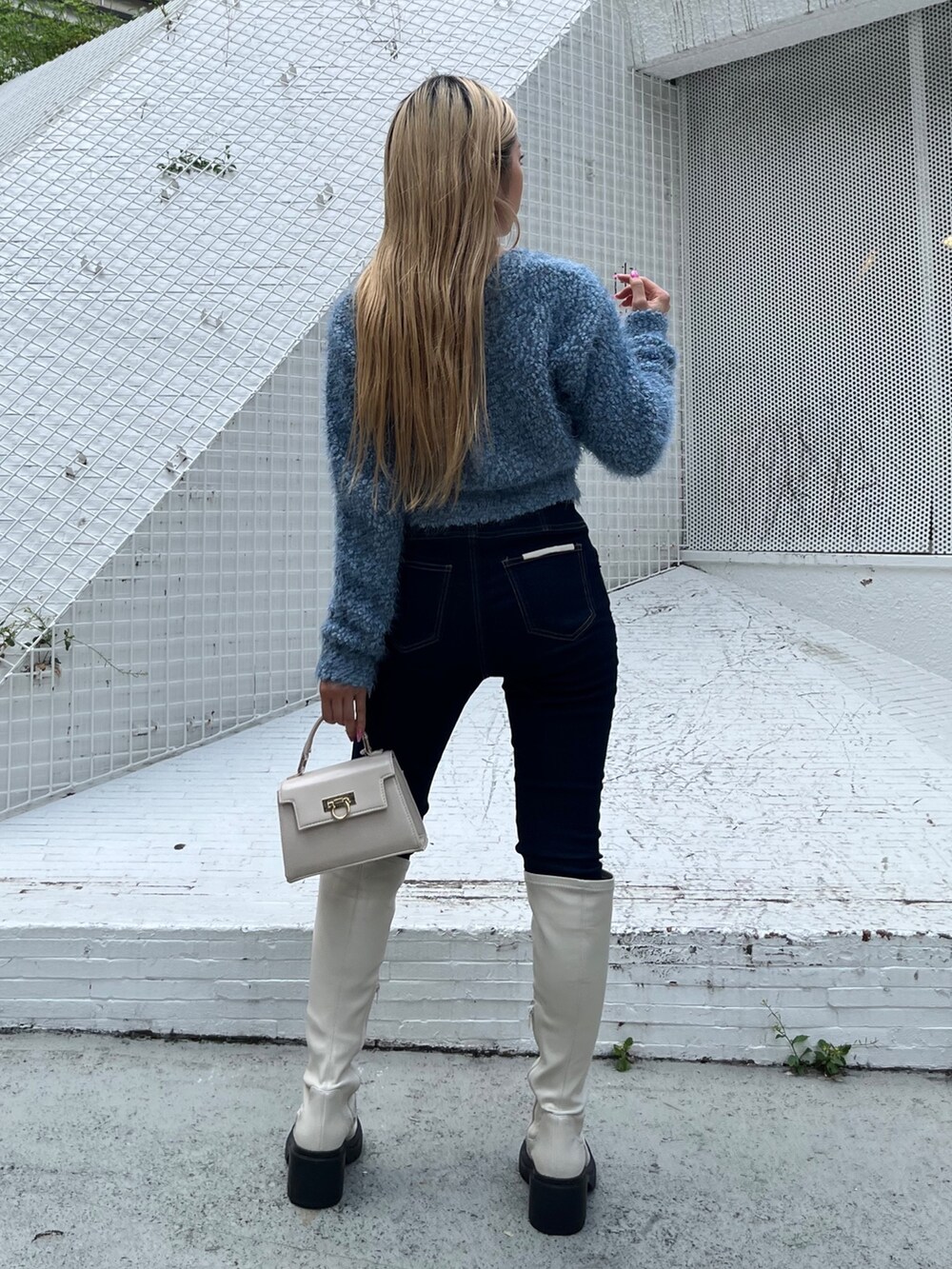 ブルー系のカーディガン/ボレロ、ホワイト系のブーツ、ホワイト系のショルダーバッグを着用したレディースの秋コーディネートの3枚目の写真