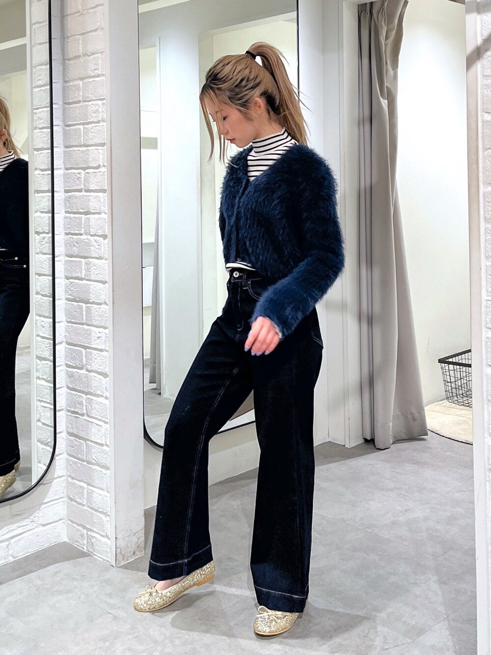 ホワイト系のニット/セーター、ブルー系のカーディガン/ボレロ、ホワイト系のショルダーバッグを着用したレディースの冬コーディネートの4枚目の写真