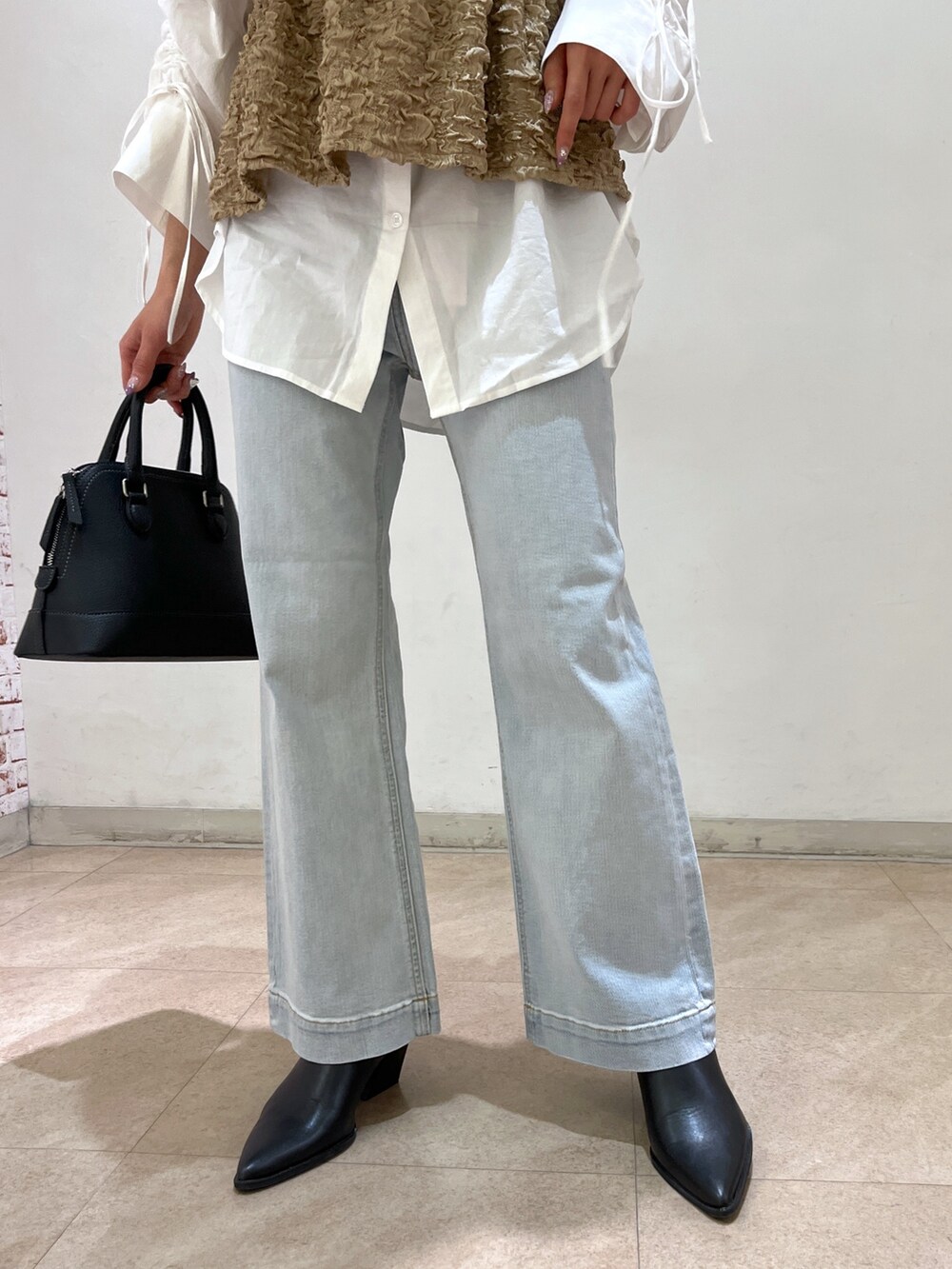 ホワイト系のシャツ/ブラウス、ブラック系のシャツ/ブラウス、ブラック系のパンプスを着用したレディースの春コーディネートの10枚目の写真