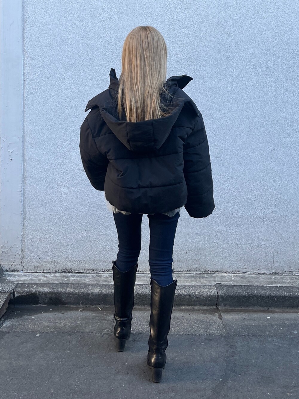 ホワイト系のシャツ/ブラウス、グレー系のニット/セーター、ブルー系のデニムパンツを着用したレディースの冬コーディネートの4枚目の写真