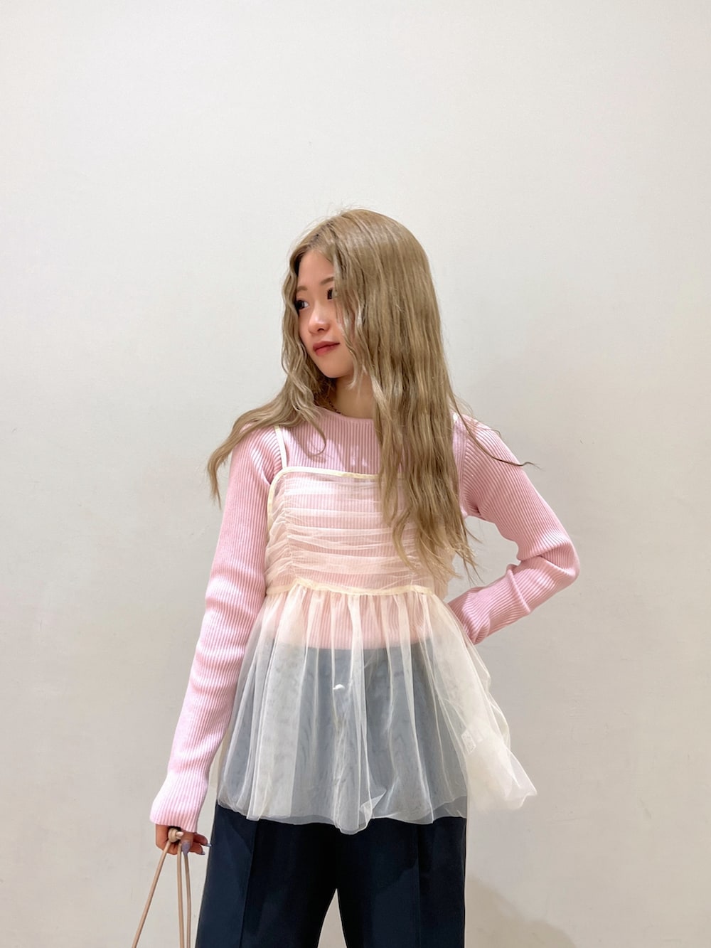 ブルー系のテーラードジャケット、ピンク系のニット/セーター、シルバー系のハンドバッグを着用したレディースの冬コーディネートの8枚目の写真