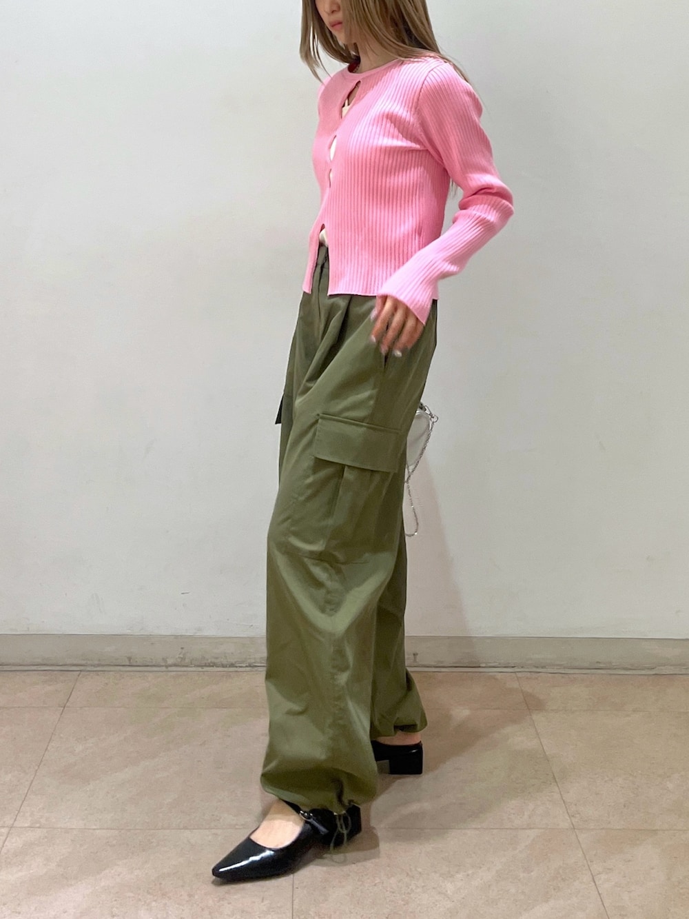 グリーン系のカーゴパンツ、シルバー系のショルダーバッグ、ブラック系のパンプスを着用したレディースの春コーディネートの4枚目の写真