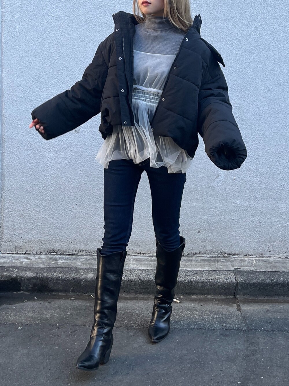 ホワイト系のシャツ/ブラウス、グレー系のニット/セーター、ブルー系のデニムパンツを着用したレディースの冬コーディネートの5枚目の写真