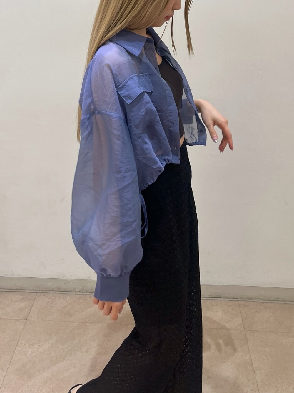 ブルー系のシャツ/ブラウス、ブラック系のその他パンツ、ブラック系のサンダルを着用したレディースの春コーディネートの8枚目の写真