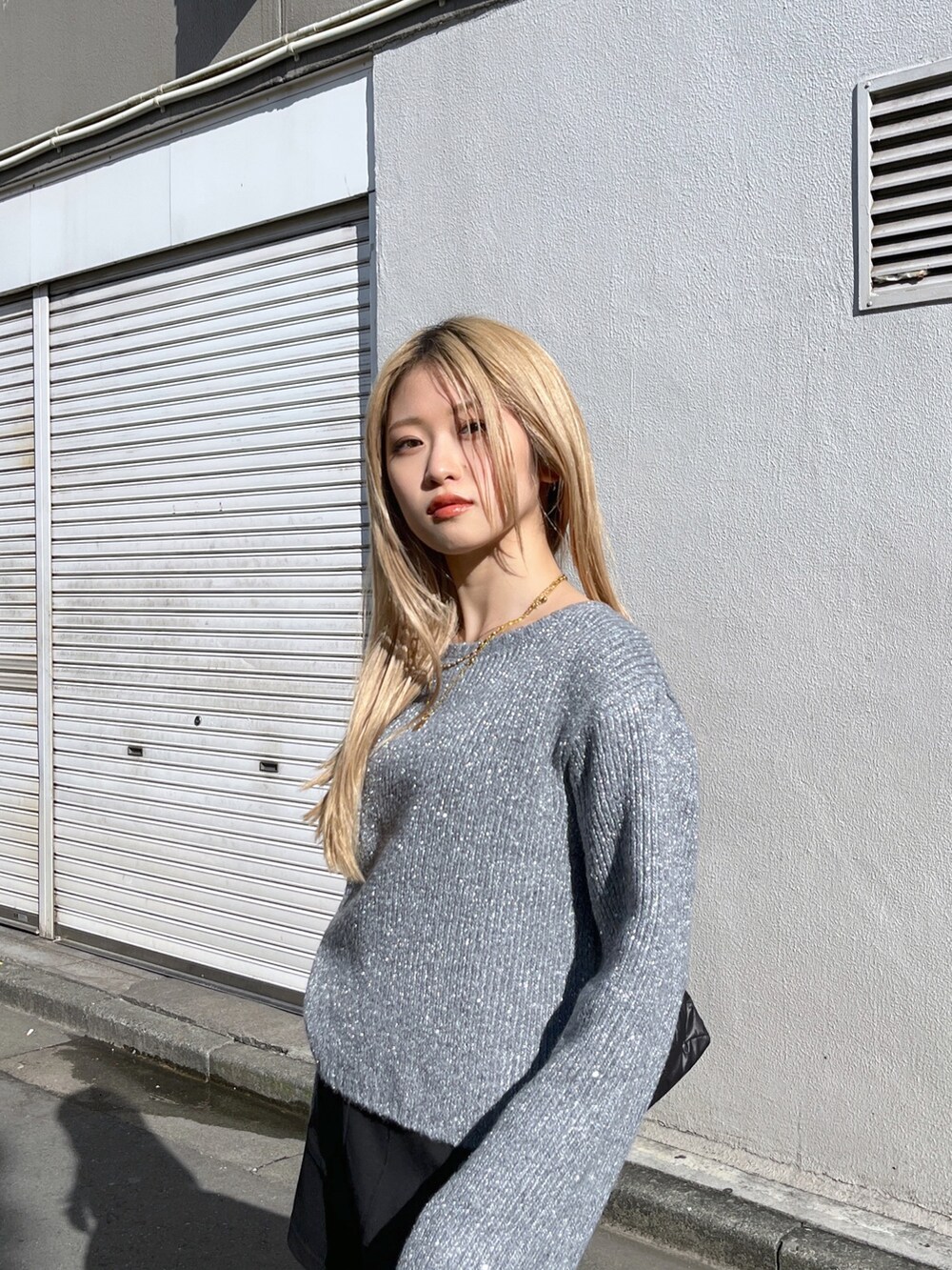 ブラック系のその他パンツ、ブラック系のブーツ、ブラック系のトートバッグを着用したレディースの冬コーディネートの5枚目の写真