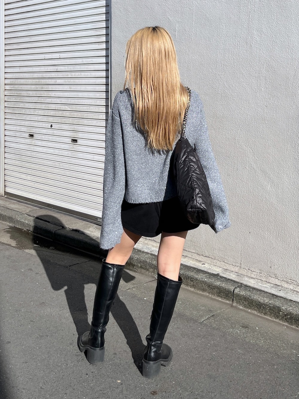 ブラック系のその他パンツ、ブラック系のブーツ、ブラック系のトートバッグを着用したレディースの冬コーディネートの3枚目の写真