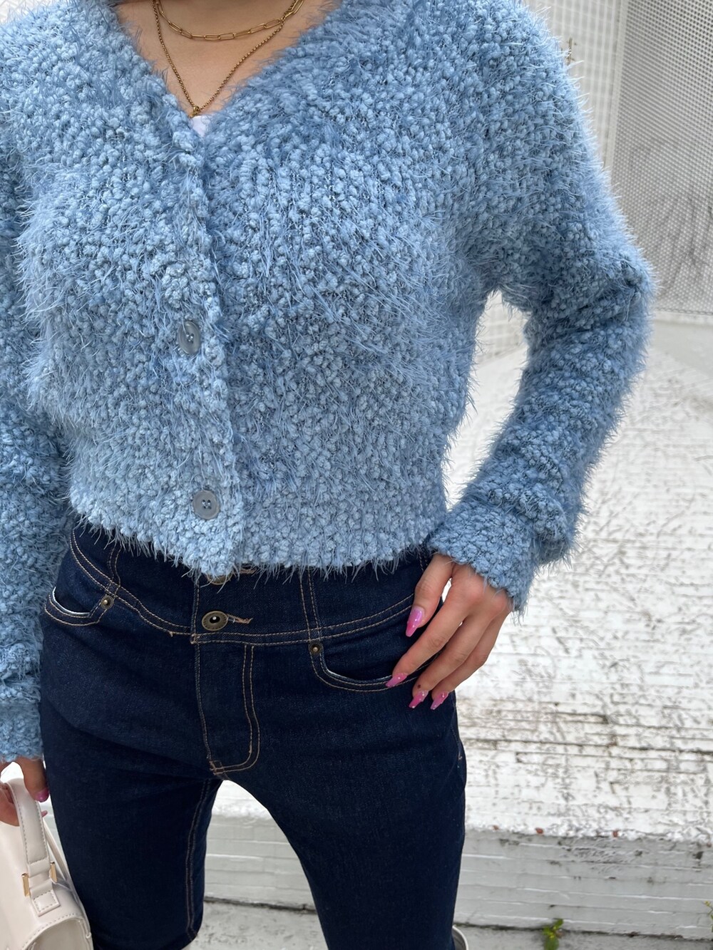 ブルー系のカーディガン/ボレロ、ホワイト系のブーツ、ホワイト系のショルダーバッグを着用したレディースの秋コーディネートの8枚目の写真