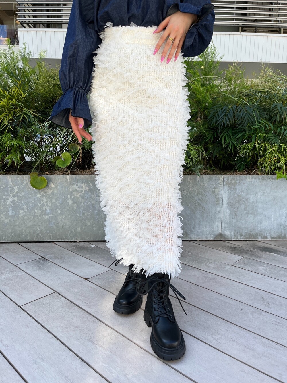 ホワイト系のスカート、ブルー系のシャツ/ブラウス、ブラック系のブーツを着用したレディースの秋コーディネートの7枚目の写真