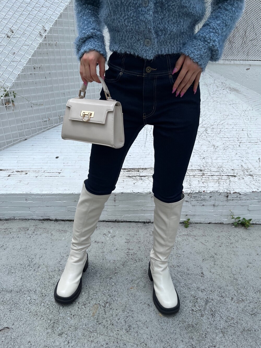 ブルー系のカーディガン/ボレロ、ホワイト系のブーツ、ホワイト系のショルダーバッグを着用したレディースの秋コーディネートの9枚目の写真