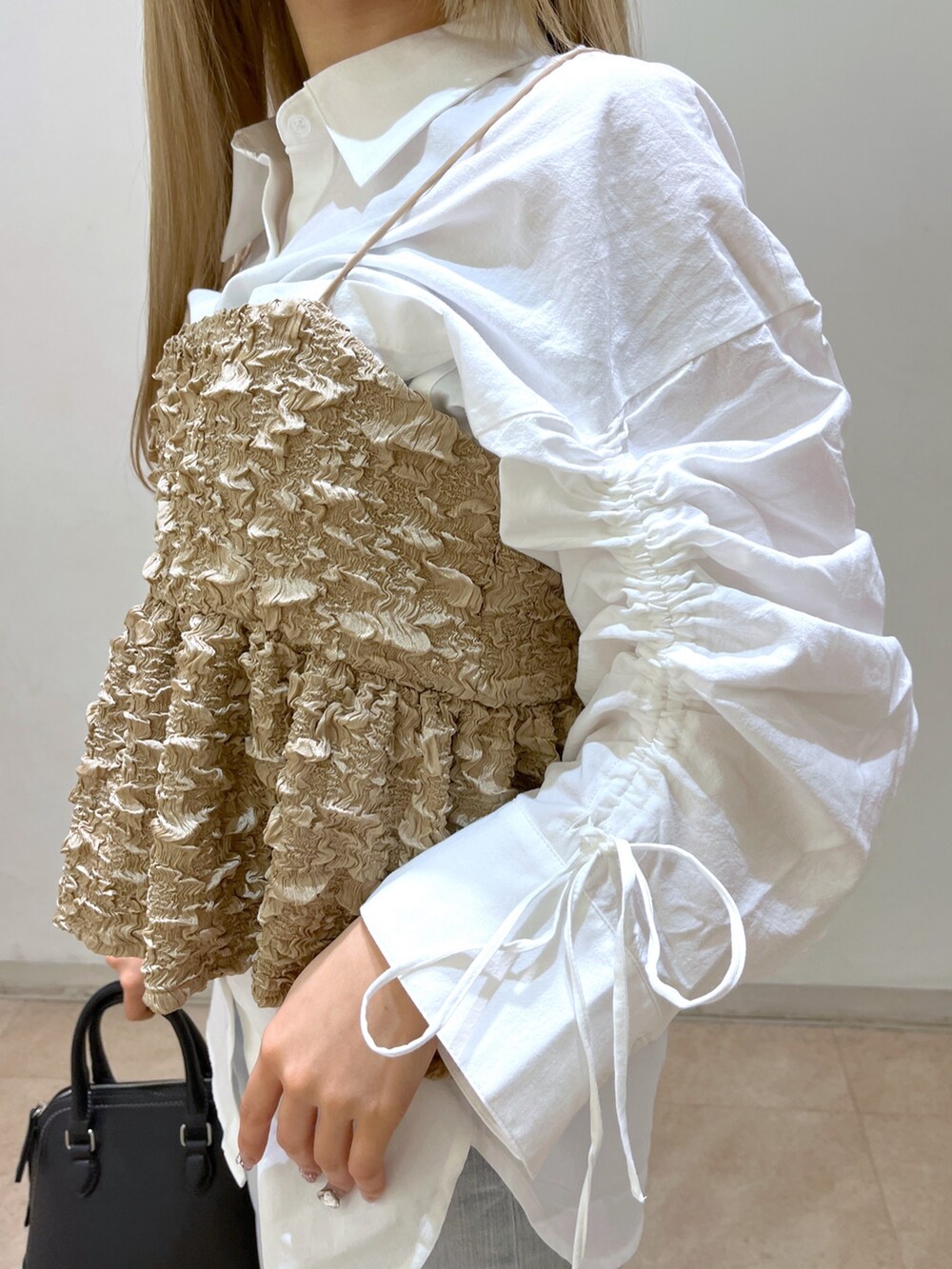 ホワイト系のシャツ/ブラウス、ブラック系のシャツ/ブラウス、ブラック系のパンプスを着用したレディースの春コーディネートの9枚目の写真