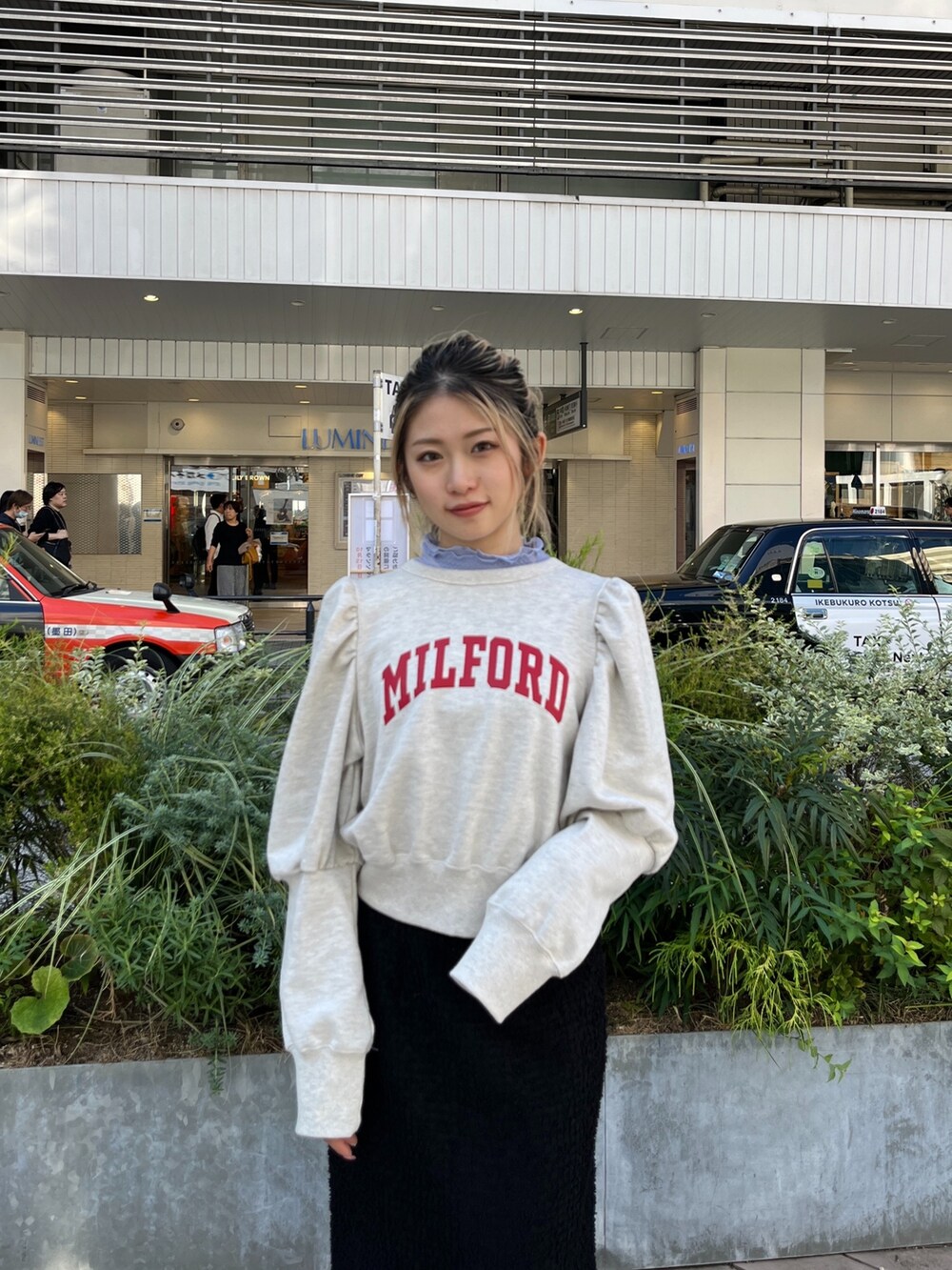 ホワイト系のスウェット、ホワイト系のブーツ、ブラック系のスカートを着用したレディースの秋コーディネートの7枚目の写真