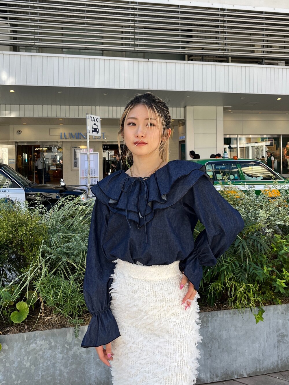 ホワイト系のスカート、ブルー系のシャツ/ブラウス、ブラック系のブーツを着用したレディースの秋コーディネートの5枚目の写真