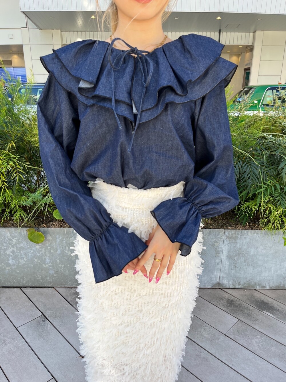 ホワイト系のスカート、ブルー系のシャツ/ブラウス、ブラック系のブーツを着用したレディースの秋コーディネートの6枚目の写真