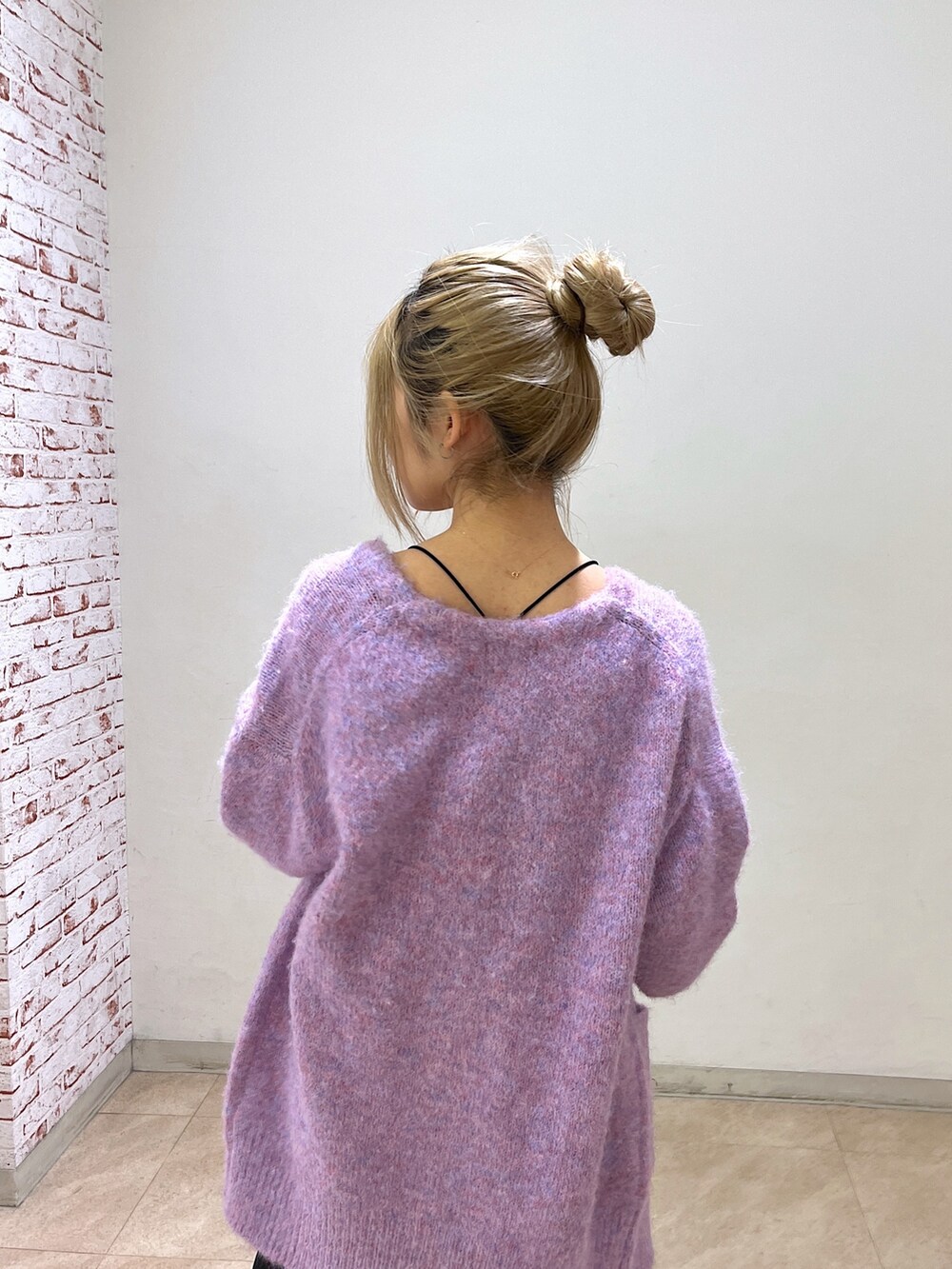 ブラック系のワンピース、パープル系のカーディガン/ボレロ、ホワイト系のショルダーバッグを着用したレディースの冬コーディネートの9枚目の写真