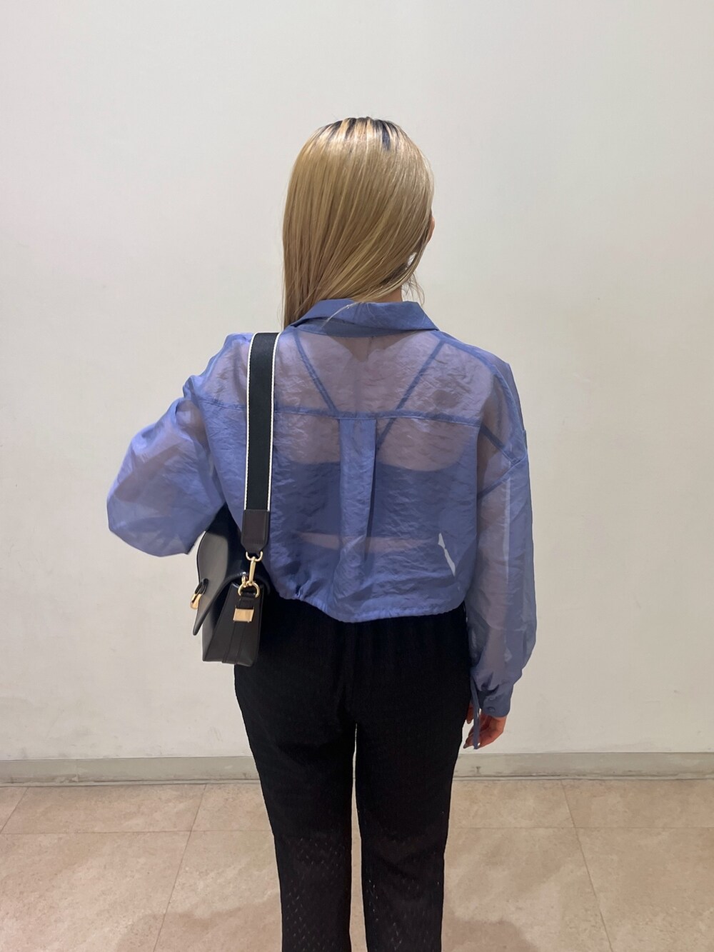 ブルー系のシャツ/ブラウス、ブラック系のその他パンツ、ブラック系のサンダルを着用したレディースの春コーディネートの7枚目の写真