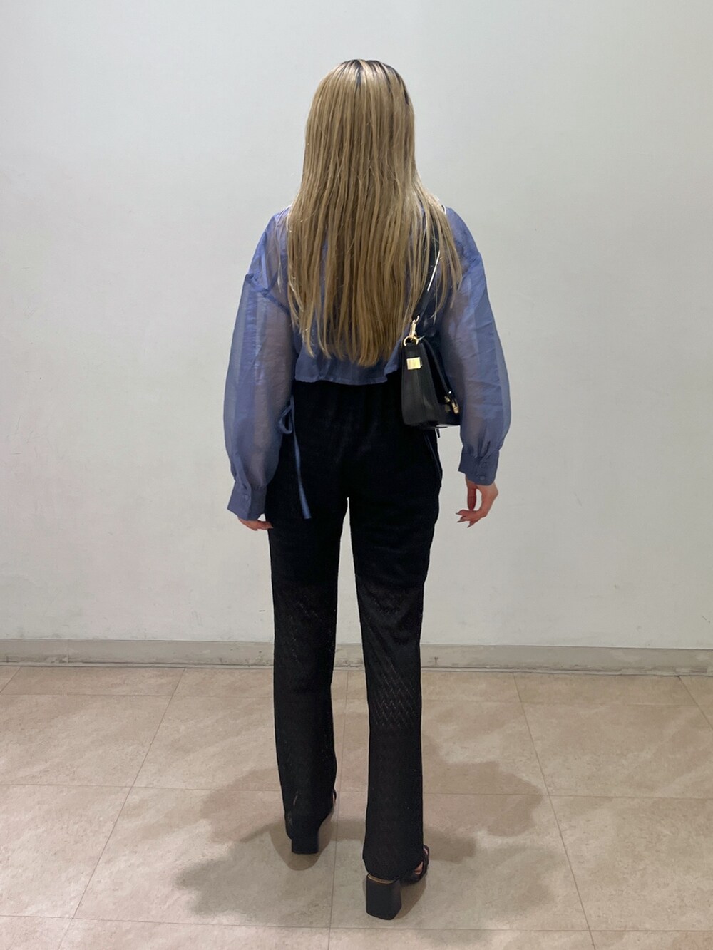 ブルー系のシャツ/ブラウス、ブラック系のその他パンツ、ブラック系のサンダルを着用したレディースの春コーディネートの3枚目の写真