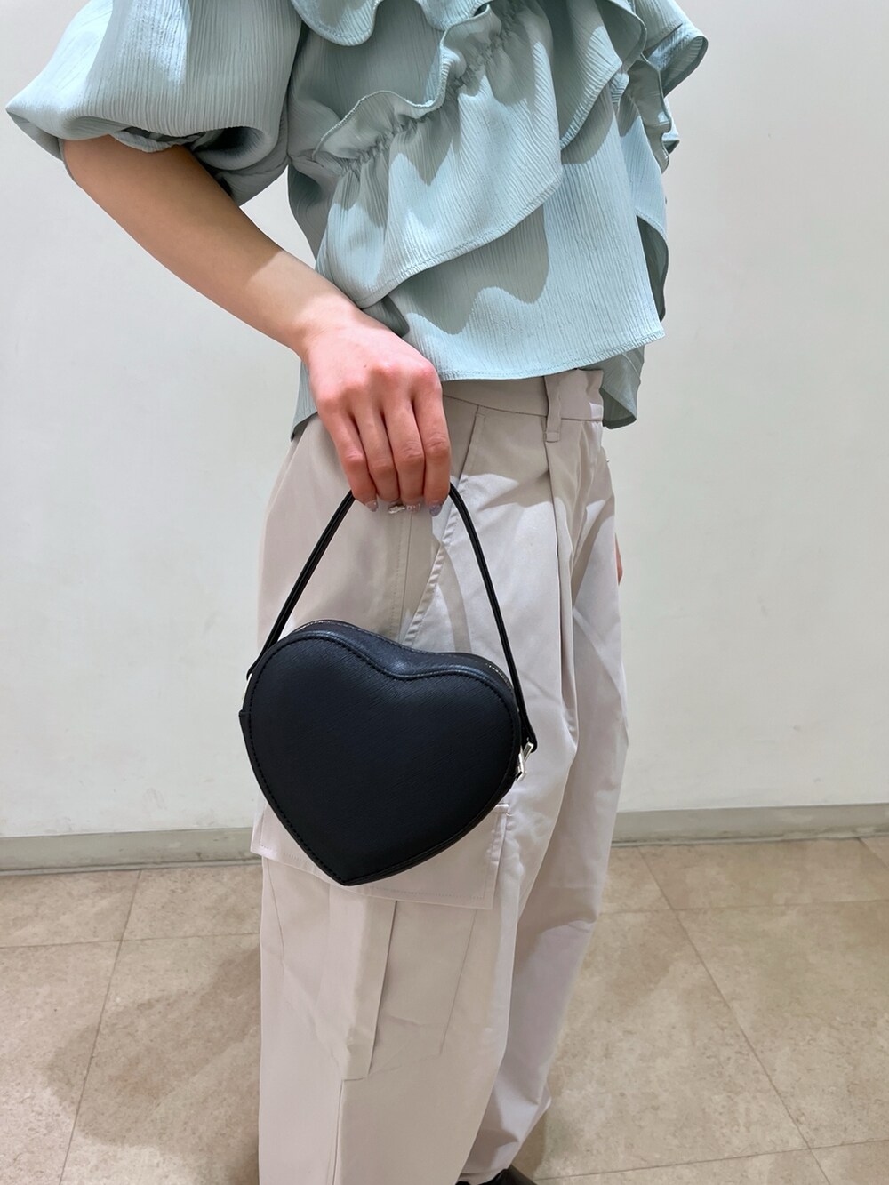 グリーン系のシャツ/ブラウス、ベージュ系のカーゴパンツ、ブラック系のショルダーバッグを着用したレディースの春コーディネートの10枚目の写真