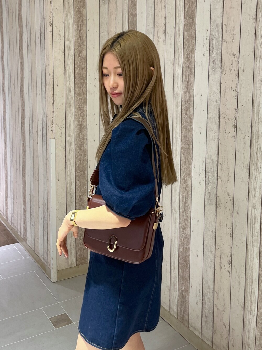 ホワイト系のワンピース、ブラウン系のショルダーバッグを着用したレディースの春コーディネートの7枚目の写真