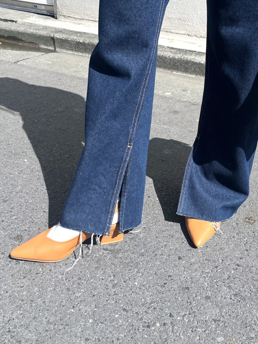 ブルー系のシャツ/ブラウス、ブルー系のデニムパンツ、ブラウン系のショルダーバッグを着用したレディースの春コーディネートの9枚目の写真