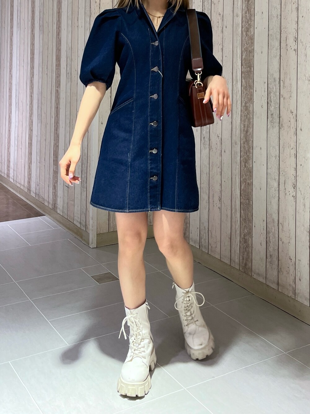 ホワイト系のワンピース、ブラウン系のショルダーバッグを着用したレディースの春コーディネートの2枚目の写真