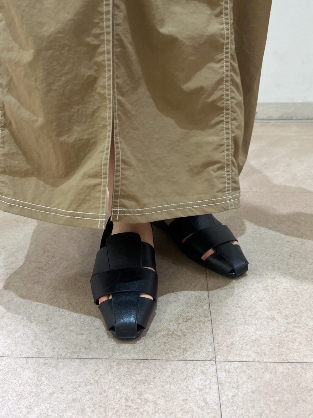 ブルー系のシャツ/ブラウス、ベージュ系のワンピース、ホワイト系のタンクトップを着用したレディースの春コーディネートの9枚目の写真