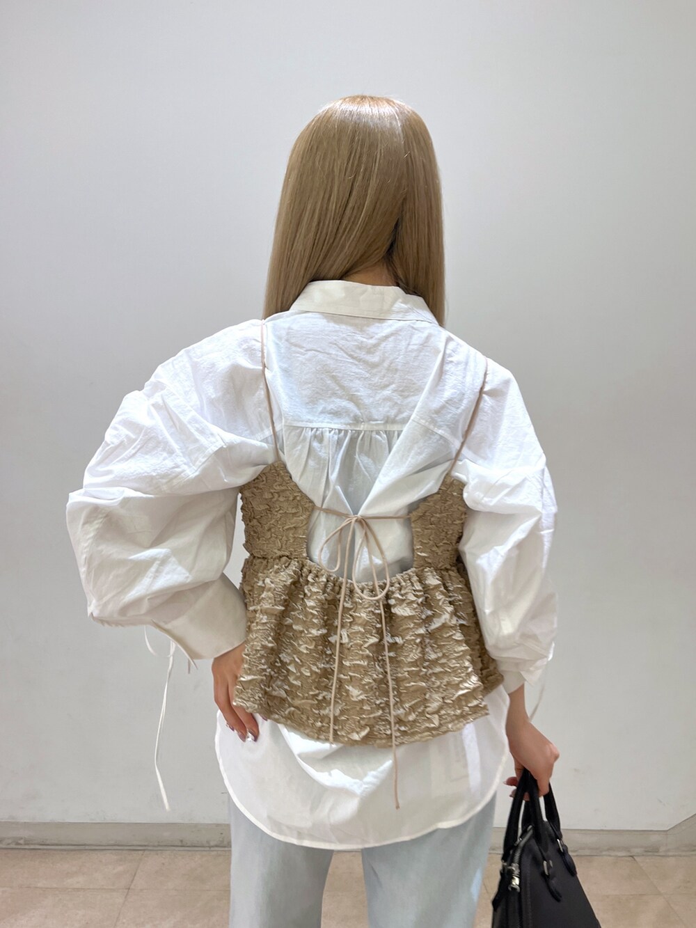 ホワイト系のシャツ/ブラウス、ブラック系のシャツ/ブラウス、ブラック系のパンプスを着用したレディースの春コーディネートの8枚目の写真