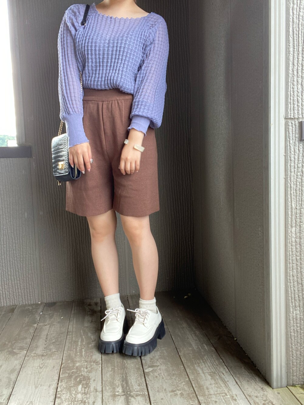「おしゃれさんと繋がりたい、低身長、厚底シューズ、低身長コーデ、いいね、save、フォローお願いします🤑、いいね返し、ガーリー、ガーリーコーデ、骨格ストレート、ショートパンツ、フォローミー、タックイン」｜「earth music&ecologyのシアーチェックニットプルオーバー（ニット/セーター、パープル系）」を使った、miroro さん（レディース・148cm）の夏コーディネートの2枚目の写真