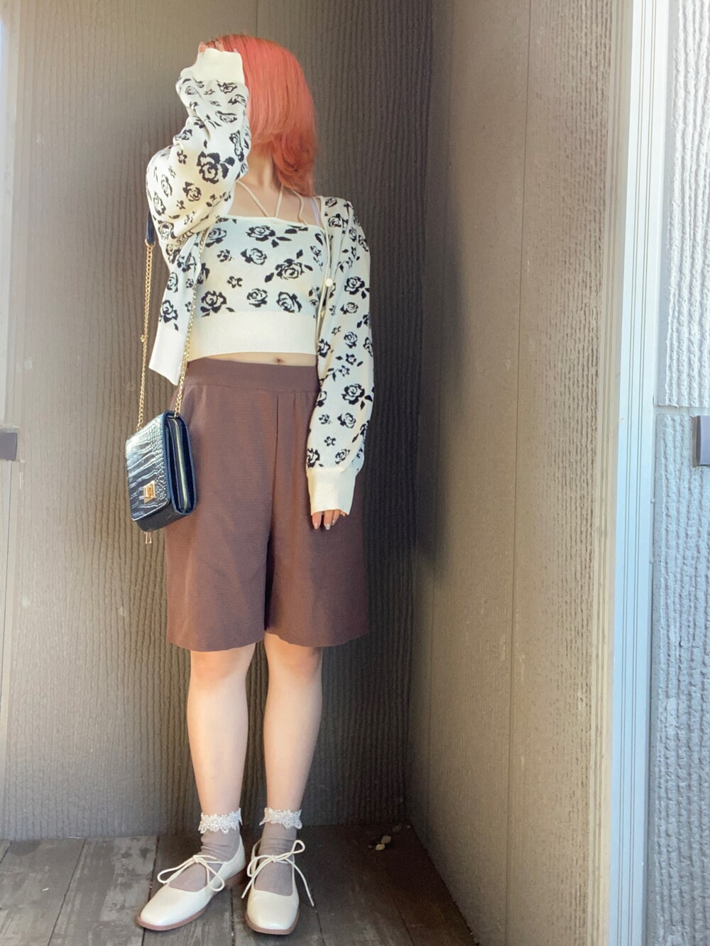 「初秋コーデ、秋服、ゆるコーデ、休日スタイル、低身長女子、低身長、骨格ストレート、いいね、save、フォローお願いします🤑、いいね返し、お洒落さんとつながりたい、淡色コーデ、淡色女子」｜「one after another NICE CLAUPのビスチェセットニットカーデ（アンサンブル、ホワイト系）」を使った、miroro さん（レディース・148cm）の秋コーディネートの3枚目の写真