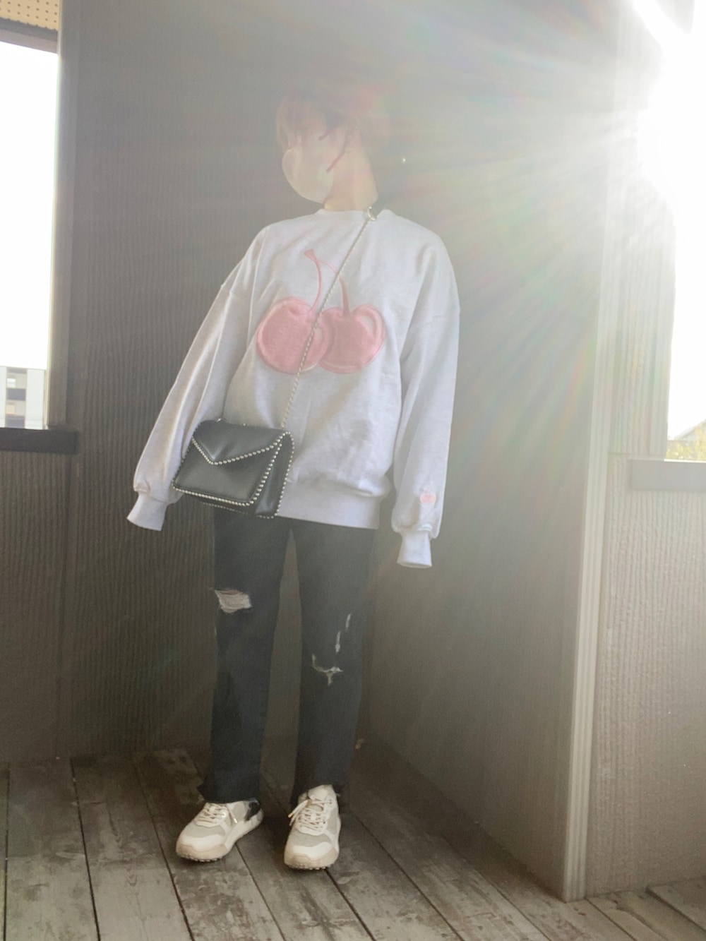 「秋服、カジュアル、お洒落さんとつながりたい、オーバーサイズ、スニーカー、休日スタイル、低身長コーデ、低身長、いいね、save、フォローお願いします🤑、いいね返し、骨格ストレート」｜「SpRayのボールチェーンショルダーバック（ショルダーバッグ、ブラック系）」を使った、miroro さん（レディース・148cm）の秋コーディネートの2枚目の写真