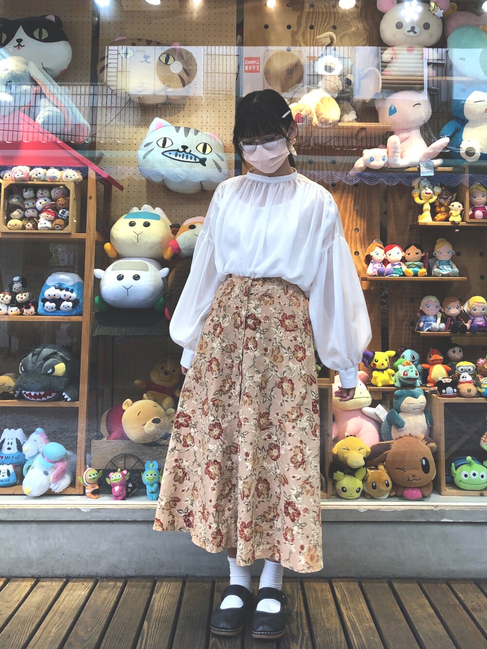 ベージュ系のシャツ/ブラウスを着用したレディースの冬コーディネートの2枚目の写真