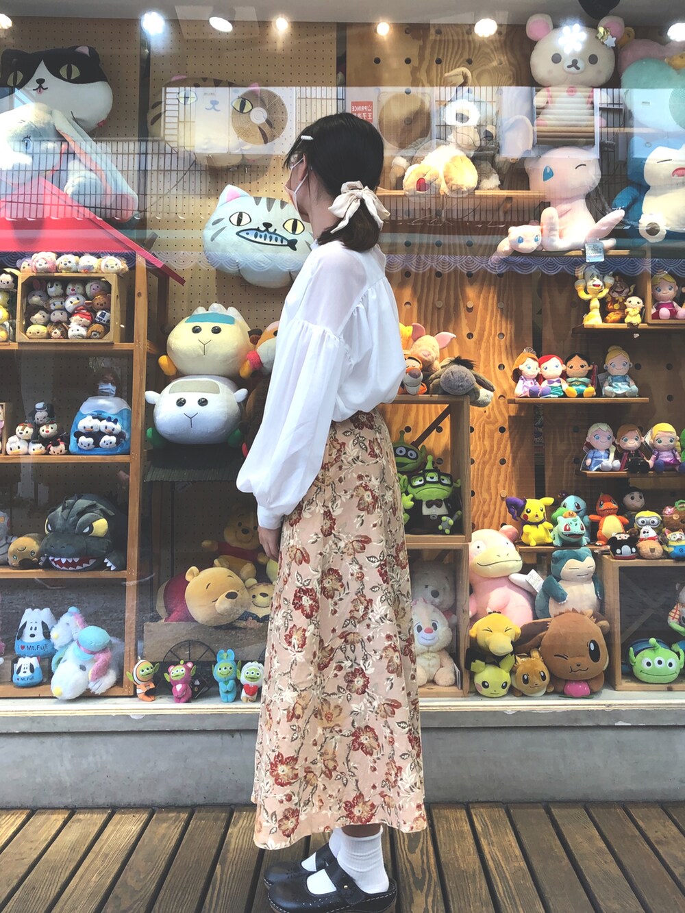 ベージュ系のシャツ/ブラウスを着用したレディースの冬コーディネートの3枚目の写真