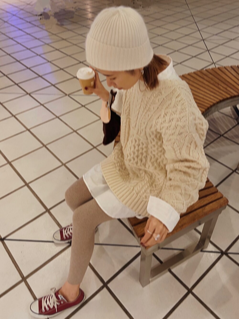 ホワイト系のカーディガン/ボレロ、ホワイト系のシャツ/ブラウスを着用したレディースの冬コーディネートの2枚目の写真