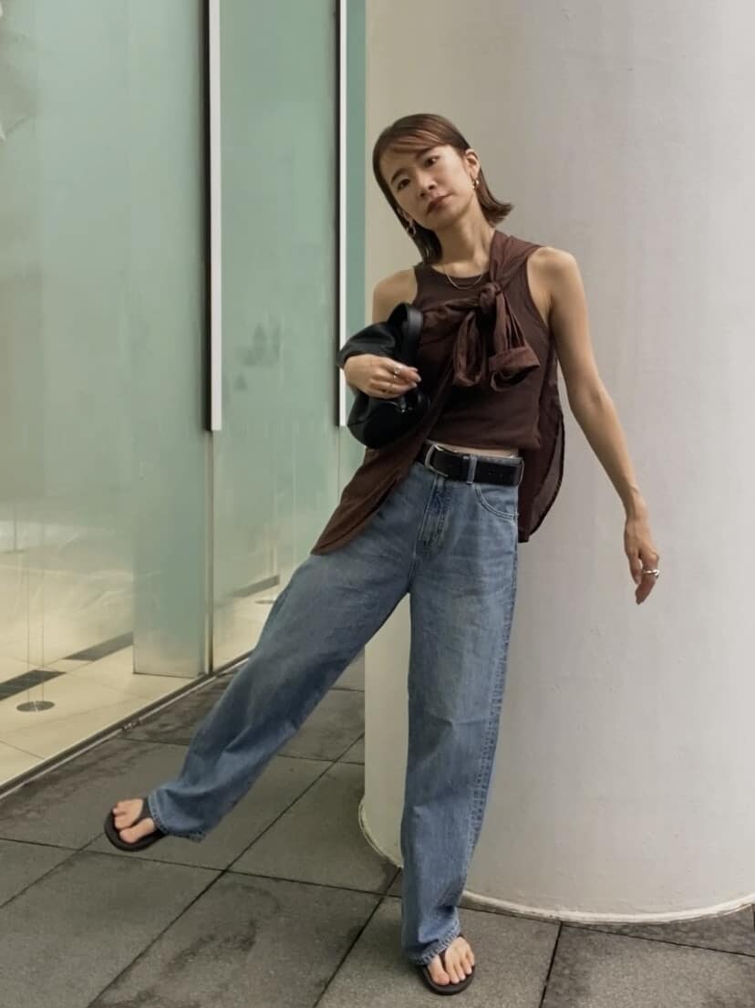 ブラウン系のシャツ/ブラウス、ブルー系のデニムパンツ、ブラック系のベルトを着用したレディースの夏コーディネートの4枚目の写真