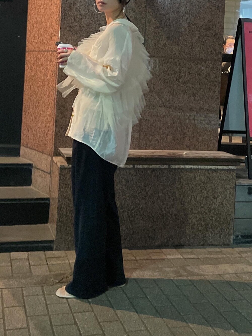 ホワイト系のシャツ/ブラウス、ベージュ系のベストを着用したレディースの冬コーディネートの3枚目の写真