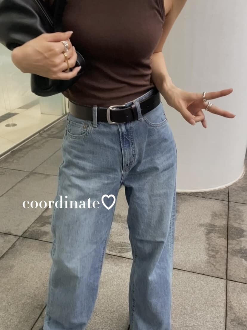 ブラウン系のシャツ/ブラウス、ブルー系のデニムパンツ、ブラック系のベルトを着用したレディースの夏コーディネートの2枚目の写真