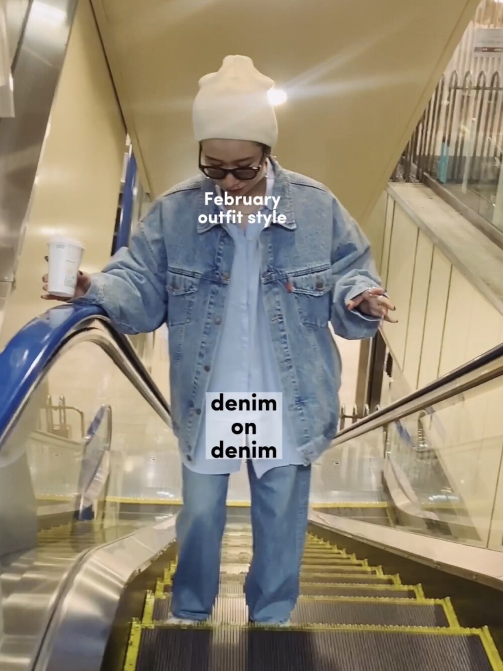 ブルー系のデニムジャケット、ブルー系のデニムパンツ、その他のシャツ/ブラウスを着用したレディースの冬コーディネートの2枚目の写真