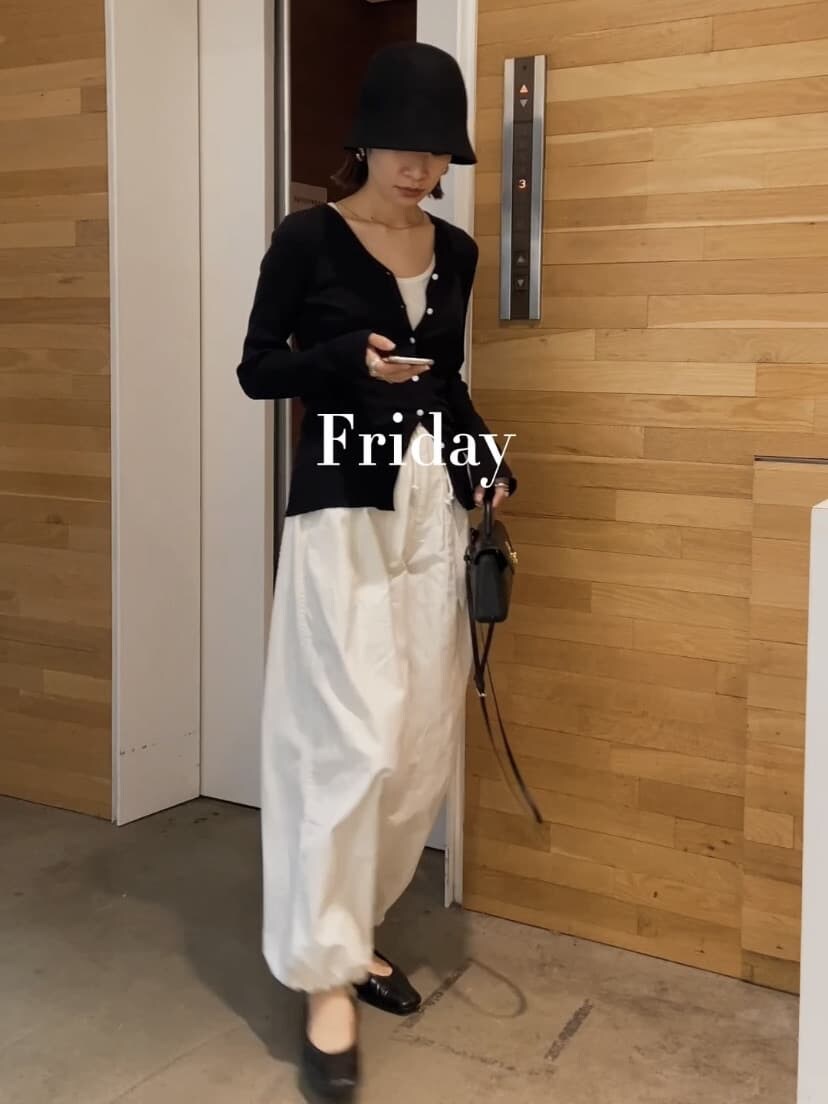 ブラック系のパンプス、ホワイト系のその他パンツ、ホワイト系のTシャツ/カットソーを着用したレディースの夏コーディネートの4枚目の写真